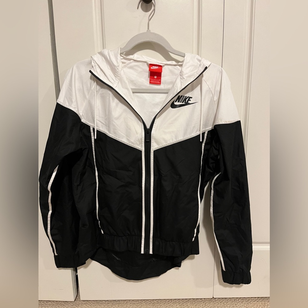 women’s size small nike wind breaker